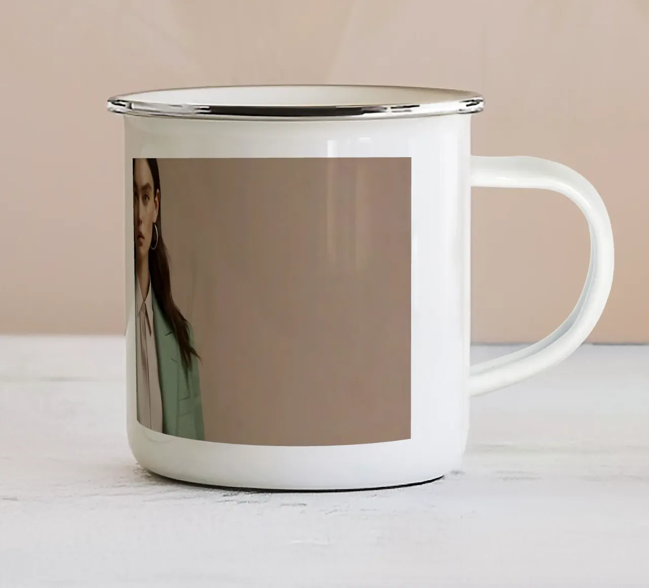 Modella elegante che indossa un abito verde con una camicetta rosa chiaro tazza in smalto da DesignDoodle