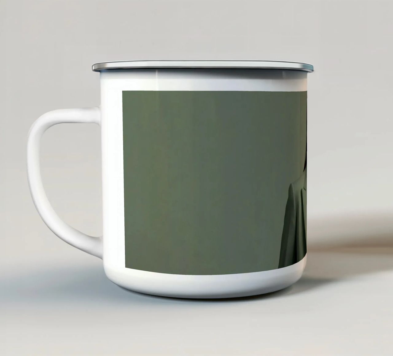Modella elegante che indossa un abito verde con una camicetta rosa chiaro tazza in smalto da DesignDoodle