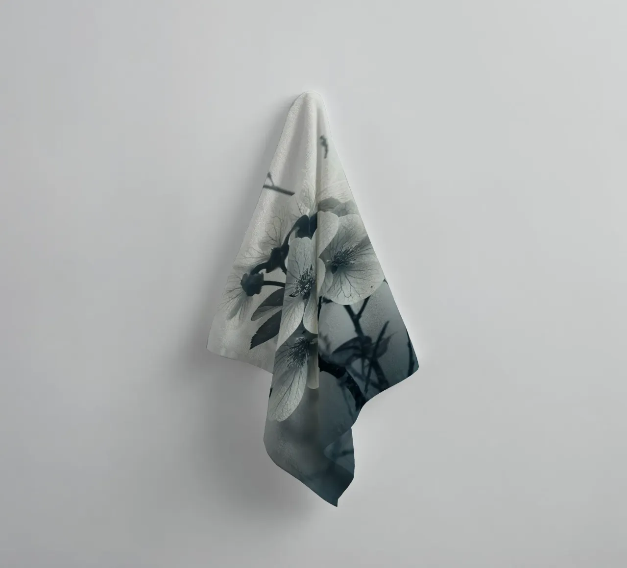 Bloem in grijstinten badhanddoek van Imagine