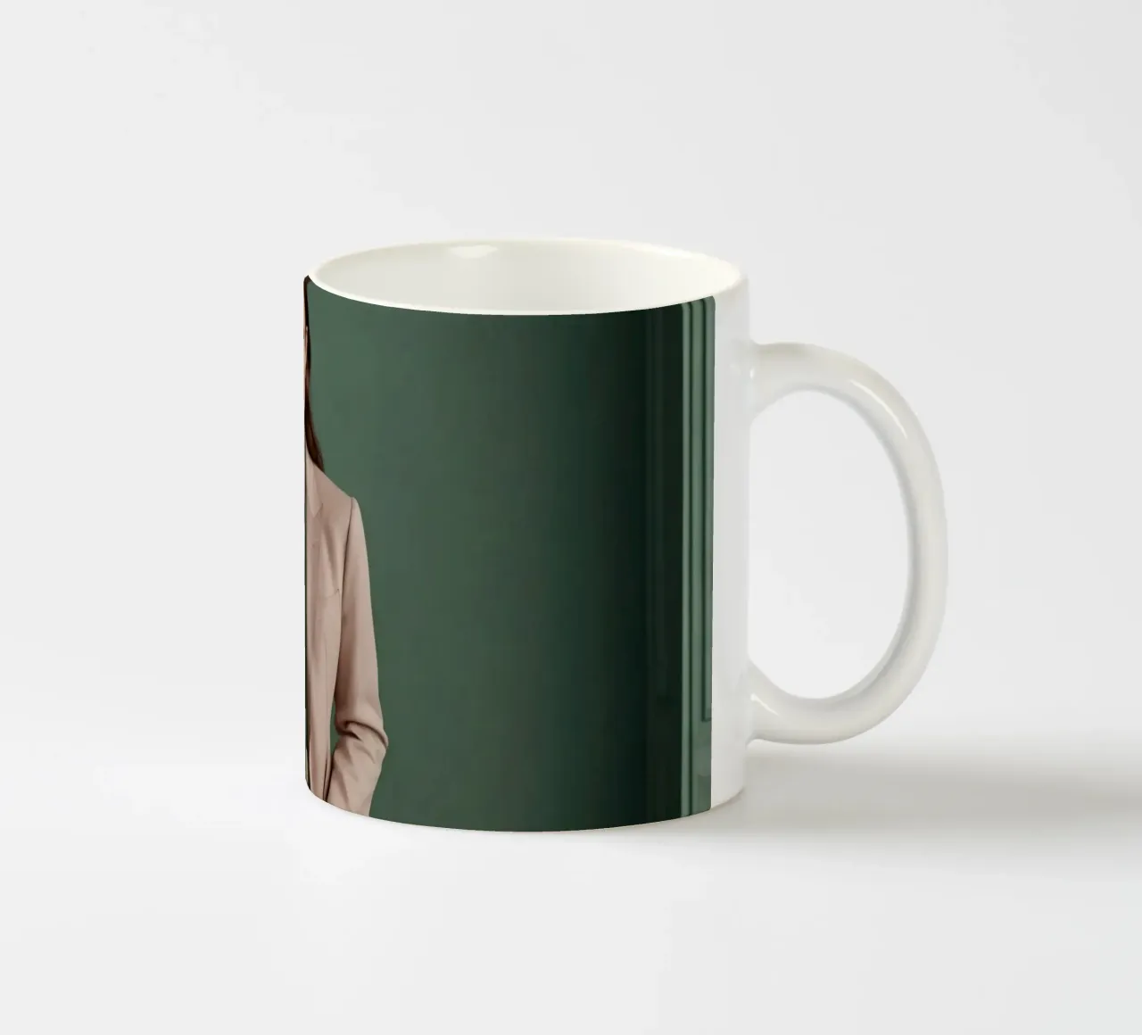 Une jeune femme présente un tailleur élégant dans un studio minimaliste. mug en céramique de DesignDoodle