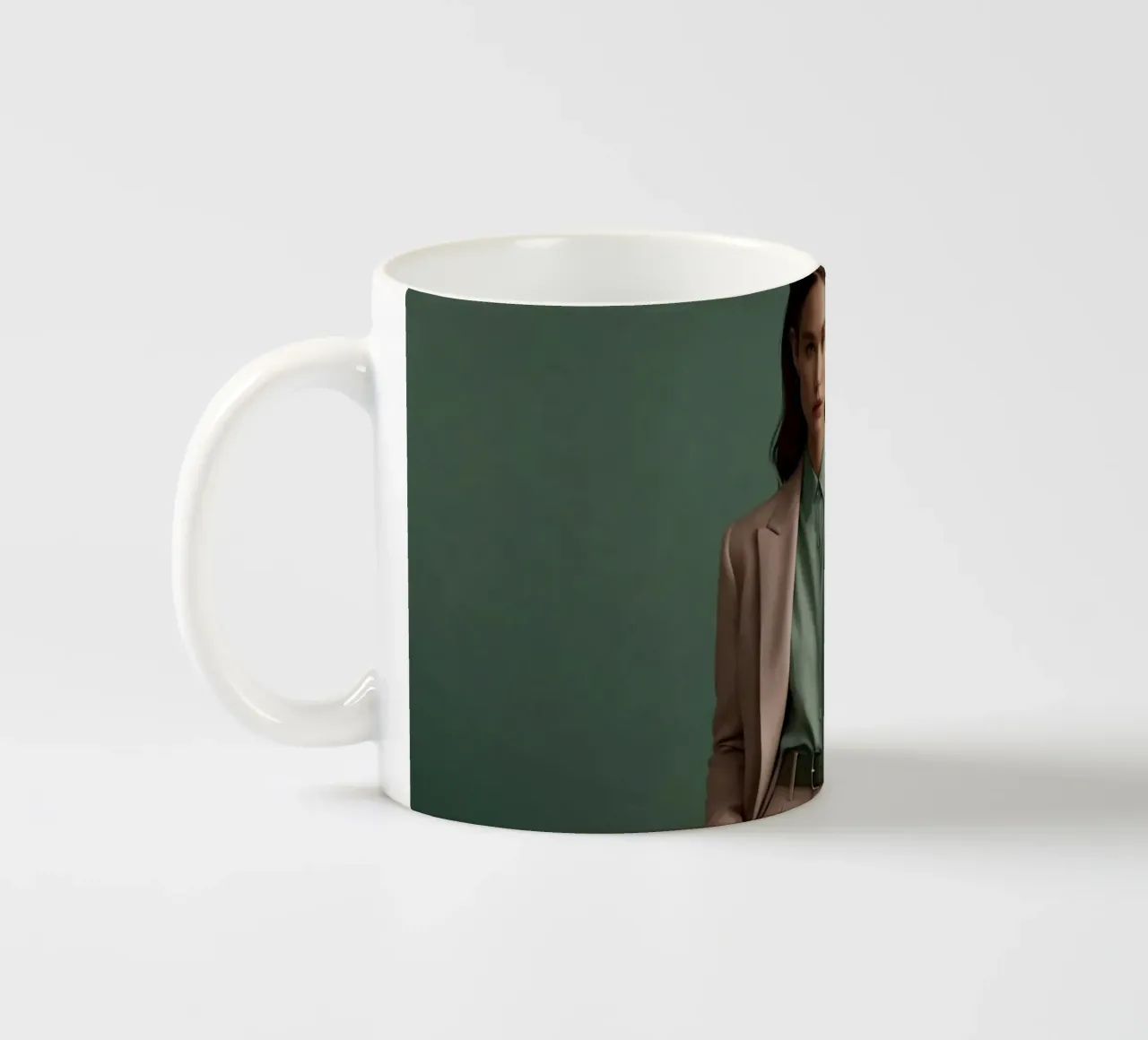 Une jeune femme présente un tailleur élégant dans un studio minimaliste. mug en céramique de DesignDoodle