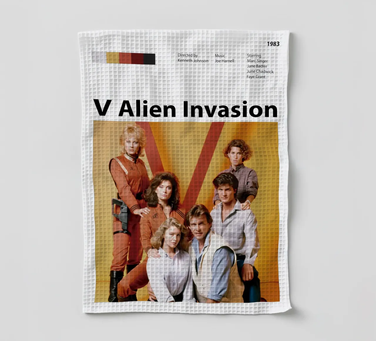 V Alien Invasion Geschirrtuch von 🎞 The Movie Wall
