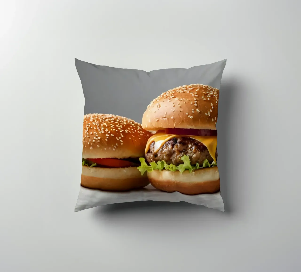 Delizioso cheeseburger e semplice hamburger su un piano di lavoro cuscino da DesignDoodle