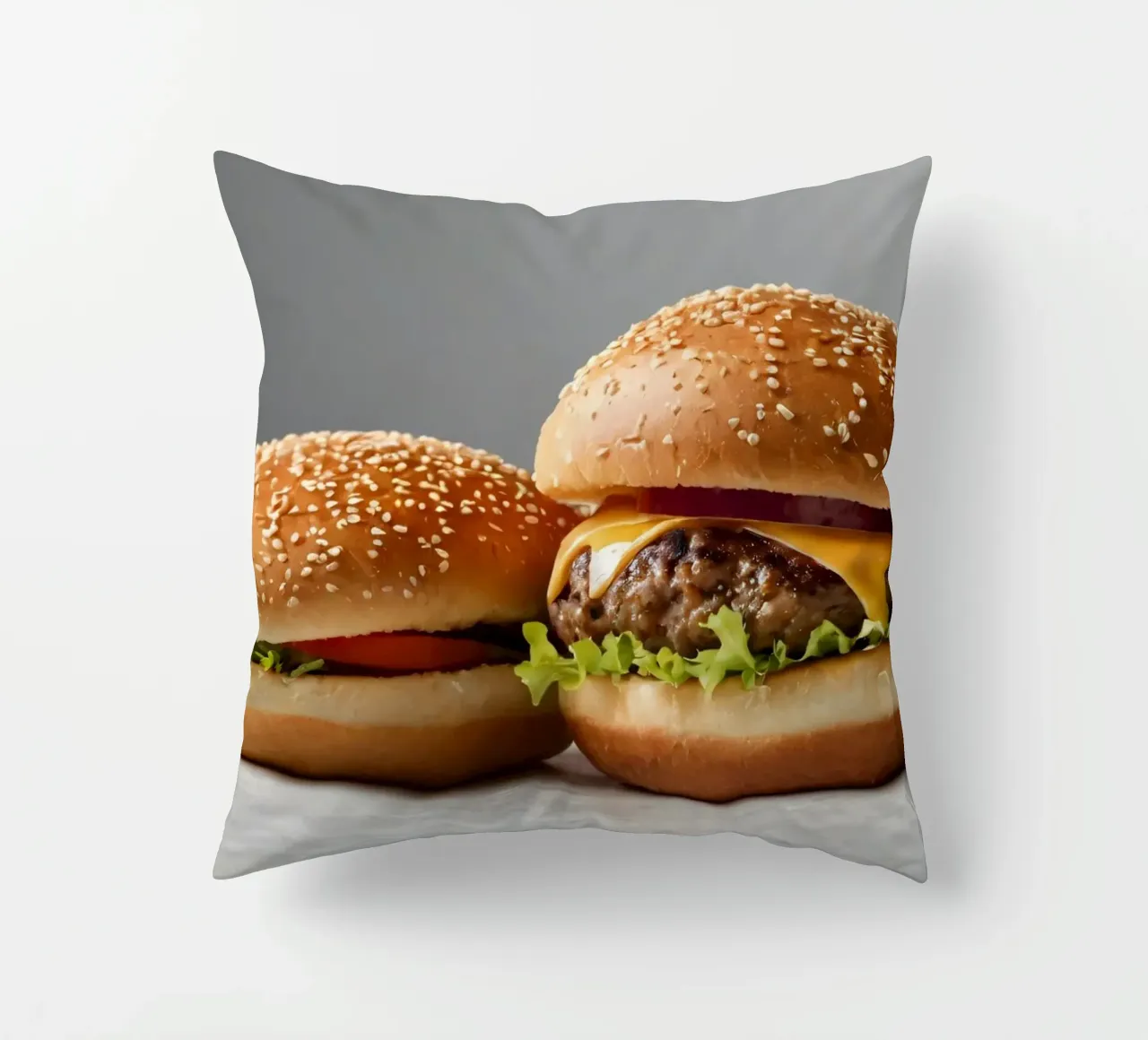 Delizioso cheeseburger e semplice hamburger su un piano di lavoro cuscino da DesignDoodle