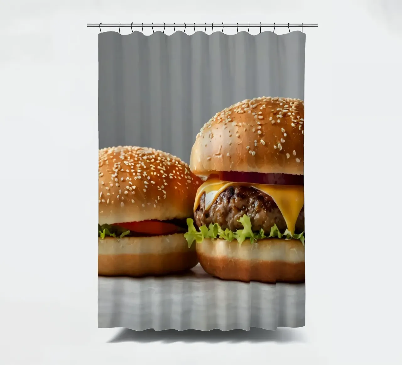 Leckerer Cheeseburger und einfacher Hamburger auf einer Arbeitsplatte Duschvorhang von DesignDoodle
