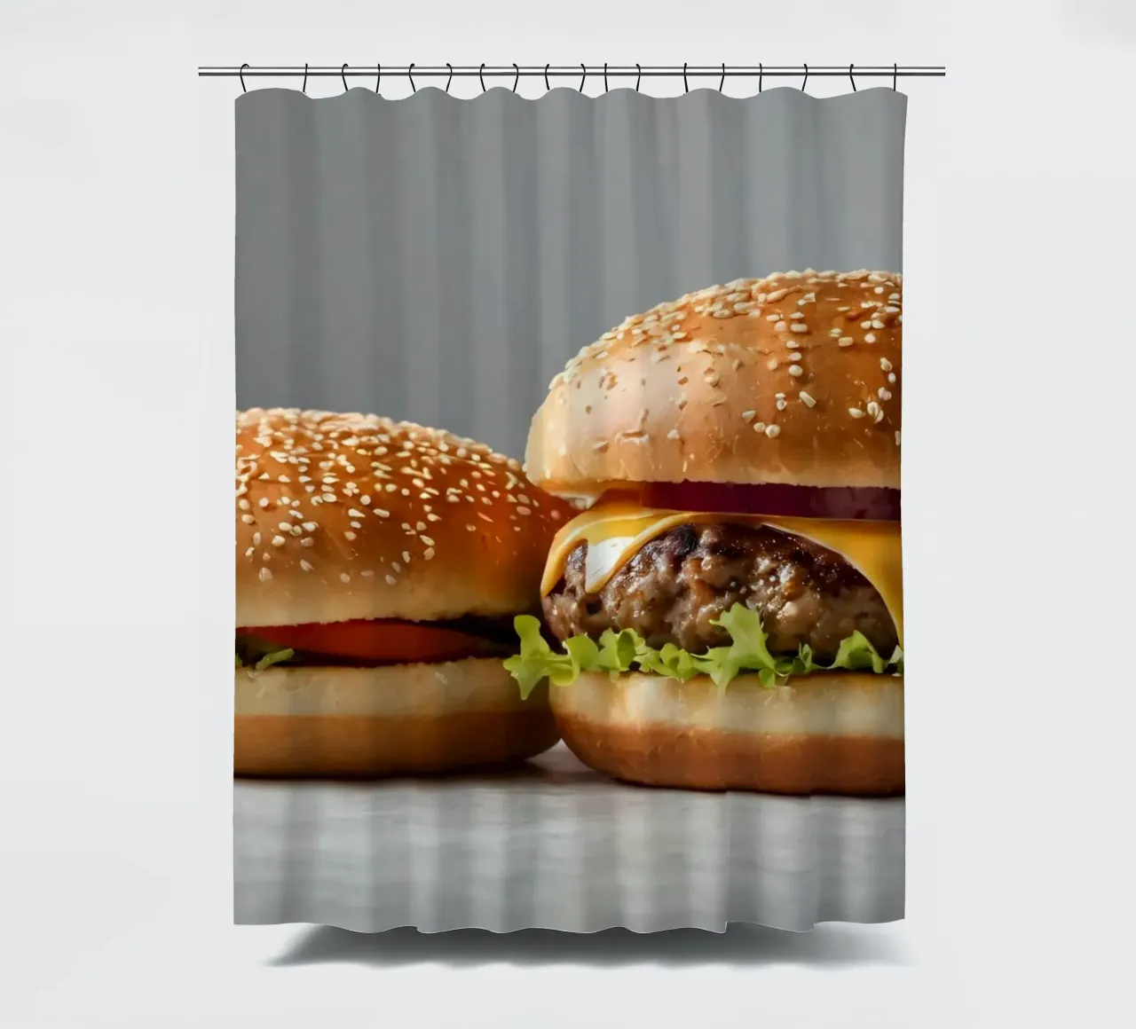 Leckerer Cheeseburger und einfacher Hamburger auf einer Arbeitsplatte Duschvorhang von DesignDoodle