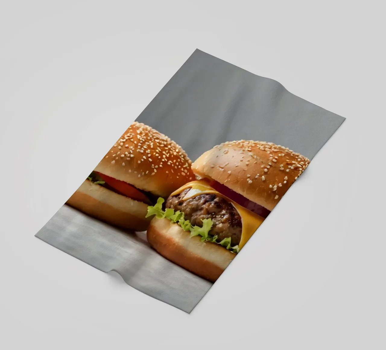 Delizioso cheeseburger e semplice hamburger su un piano di lavoro telo mare da DesignDoodle
