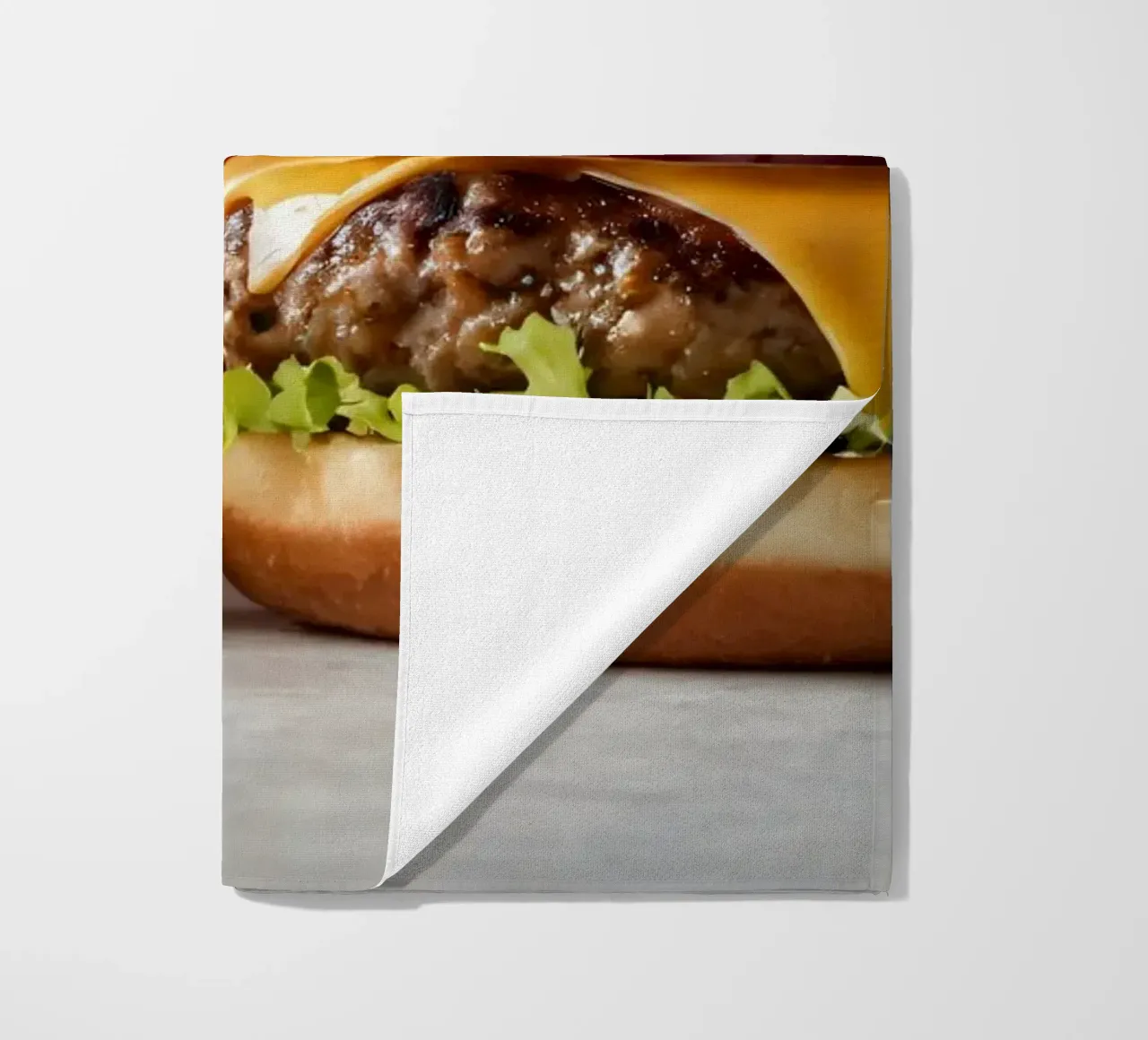 Delizioso cheeseburger e semplice hamburger su un piano di lavoro telo mare da DesignDoodle