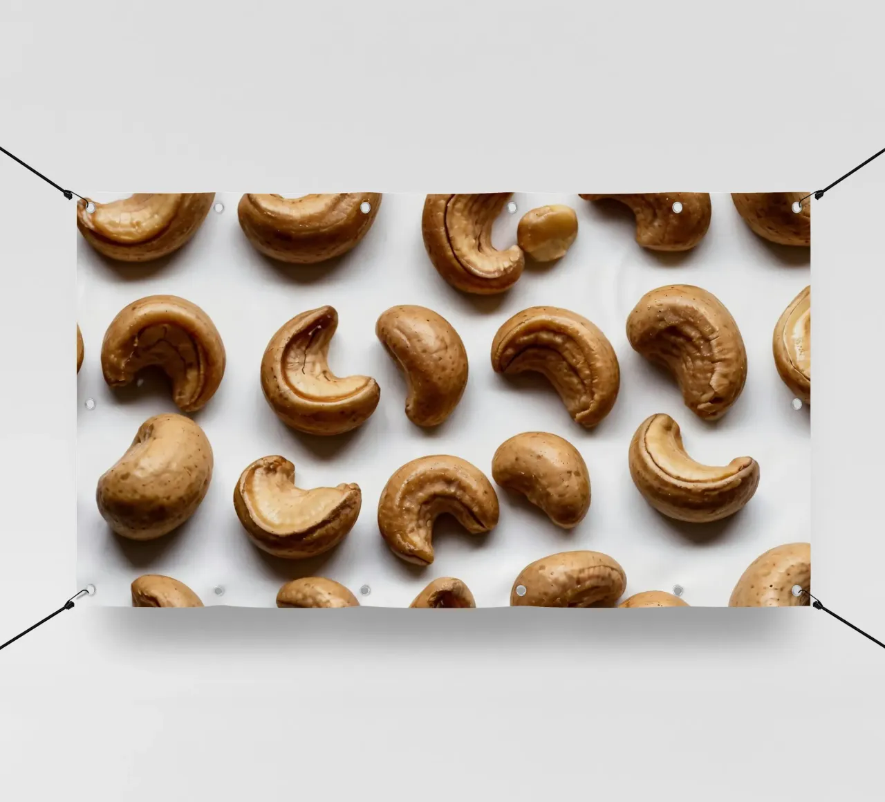 Anacardi crudi disposti su una superficie bianca per uno spuntino sano telo in pvc da DesignDoodle