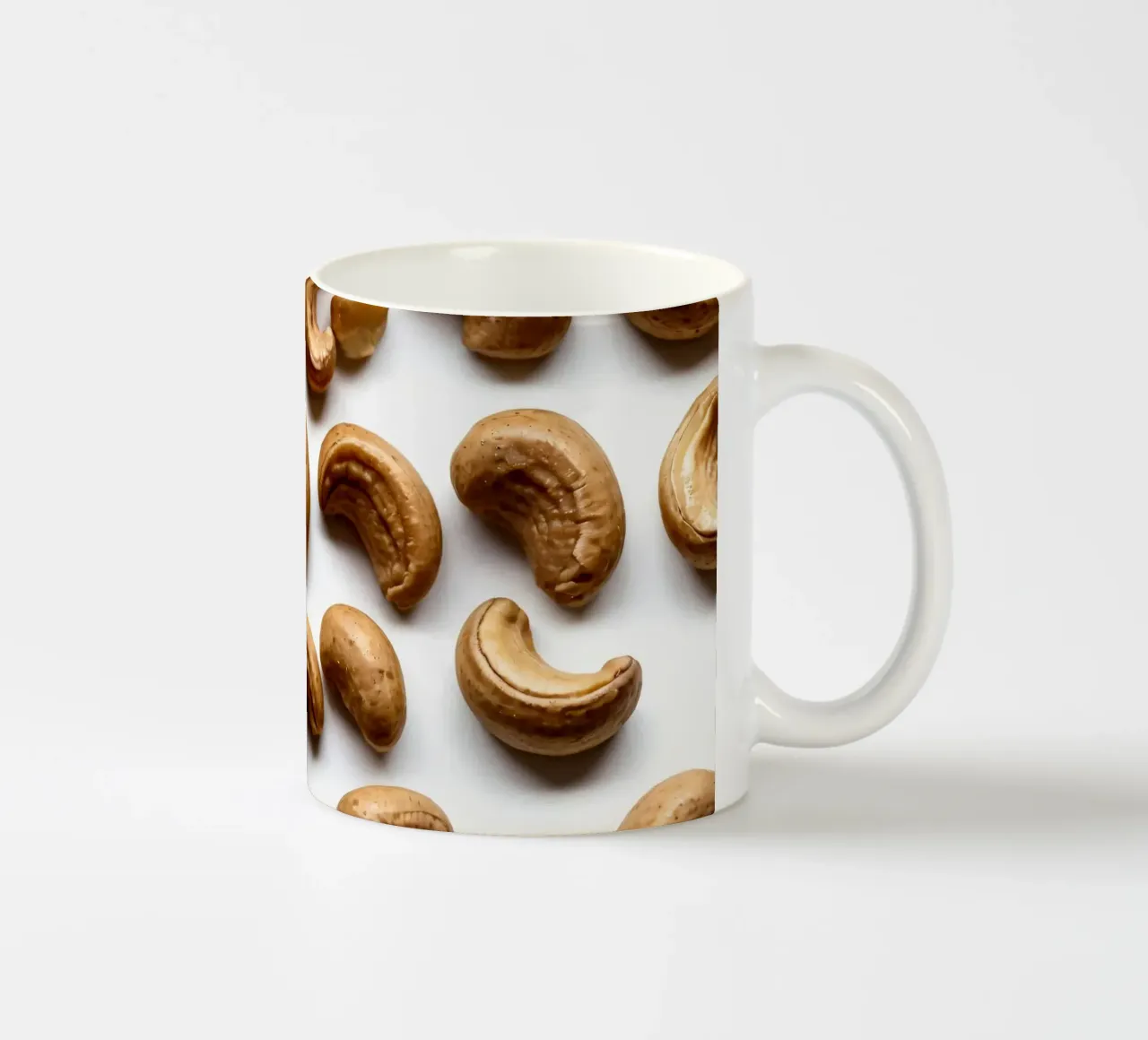 Anacardi crudi disposti su una superficie bianca per uno spuntino sano tazza in ceramica da DesignDoodle