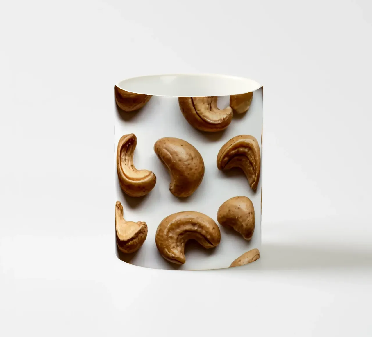 Anacardi crudi disposti su una superficie bianca per uno spuntino sano tazza in ceramica da DesignDoodle