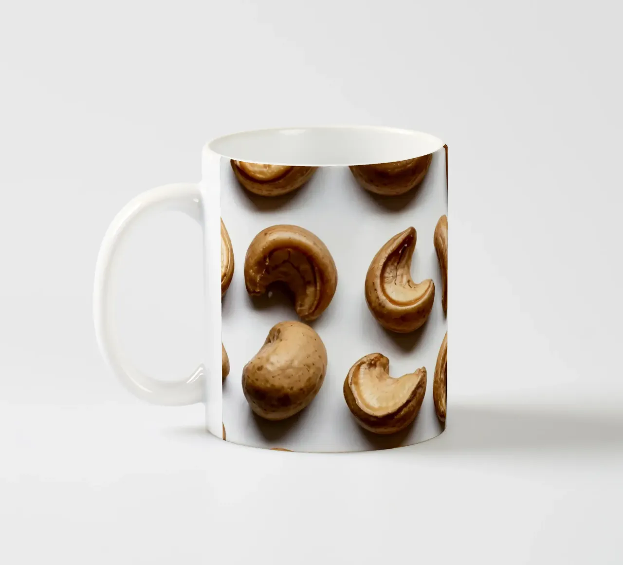 Anacardi crudi disposti su una superficie bianca per uno spuntino sano tazza in ceramica da DesignDoodle