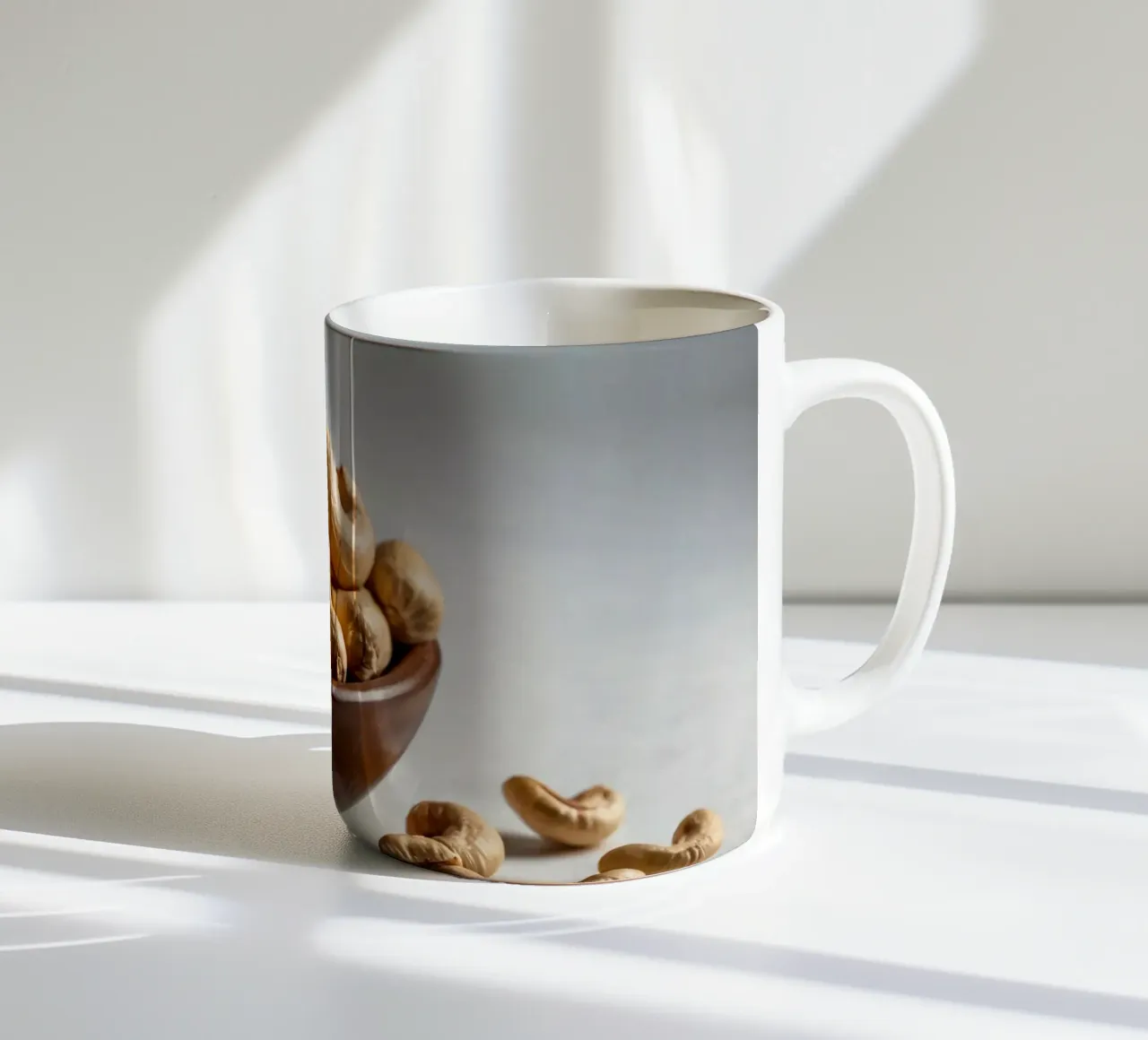 Anacardi crudi disposti su una superficie bianca per uno spuntino sano tazza in ceramica da DesignDoodle