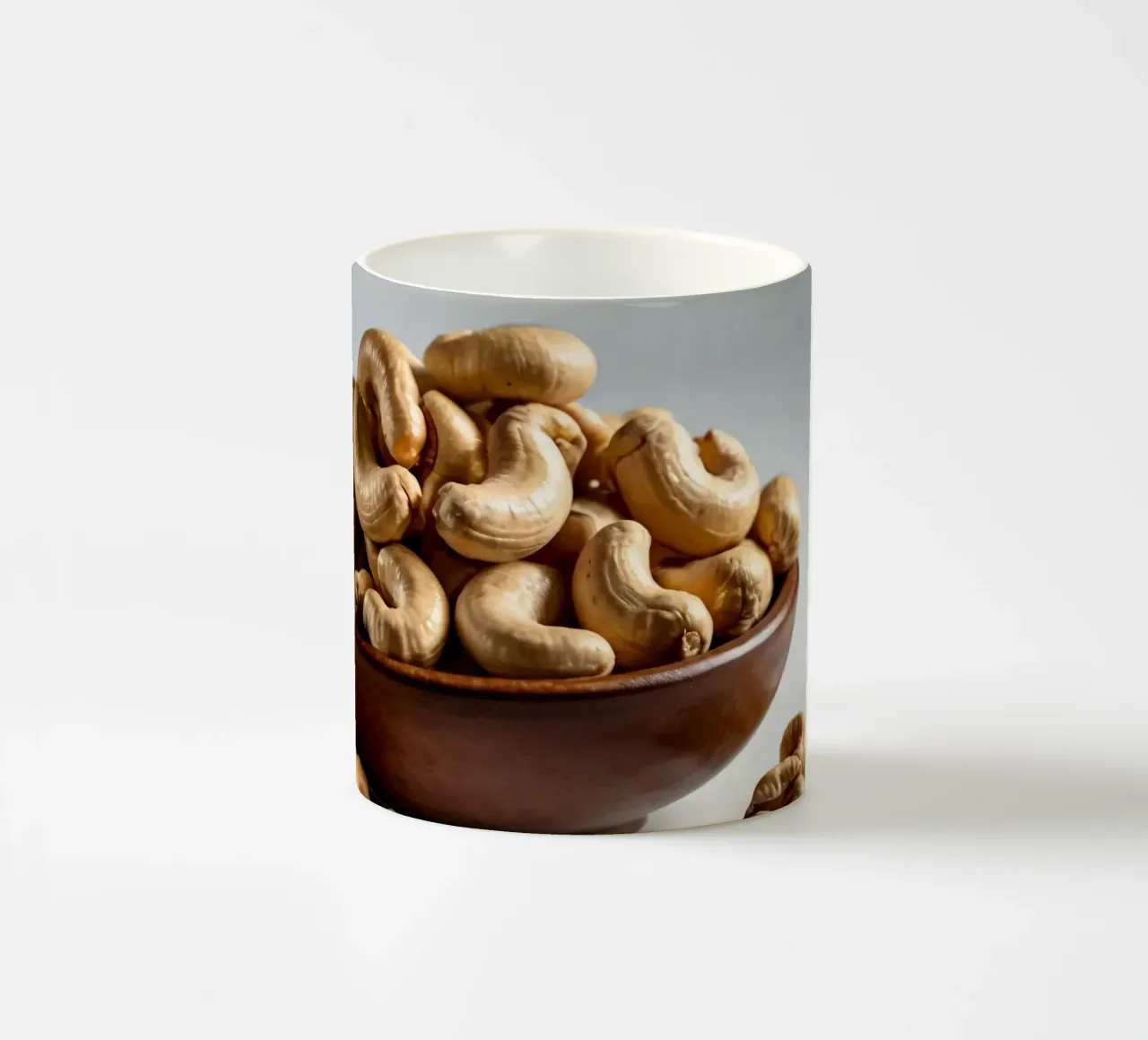 Anacardi crudi disposti su una superficie bianca per uno spuntino sano tazza in ceramica da DesignDoodle