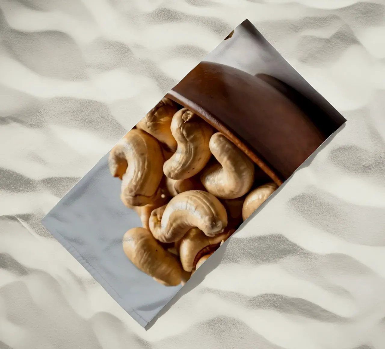 Anacardi crudi disposti su una superficie bianca per uno spuntino sano telo mare da DesignDoodle