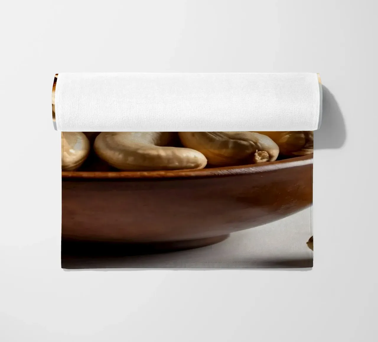 Anacardi crudi disposti su una superficie bianca per uno spuntino sano telo mare da DesignDoodle
