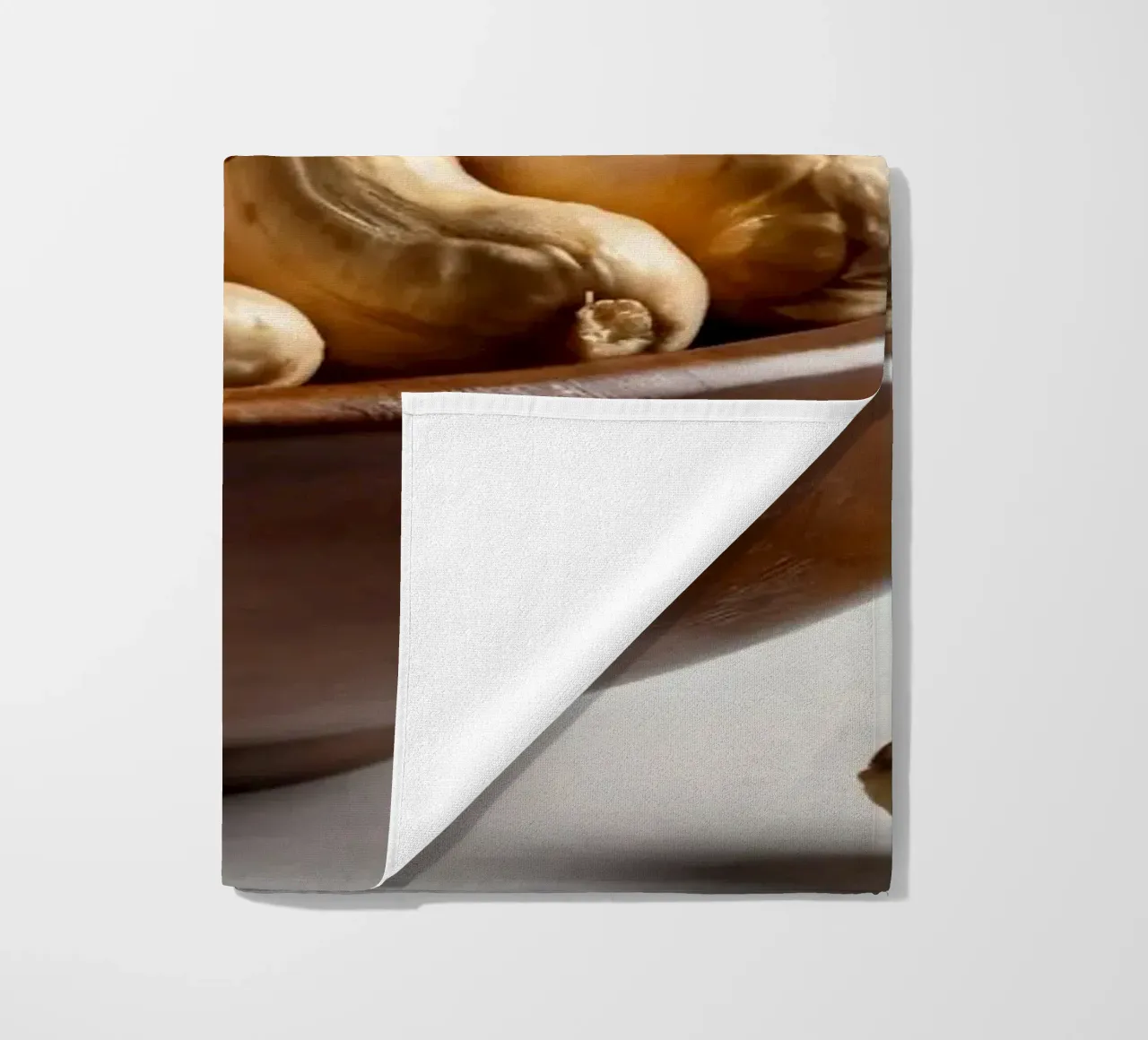 Anacardi crudi disposti su una superficie bianca per uno spuntino sano telo mare da DesignDoodle