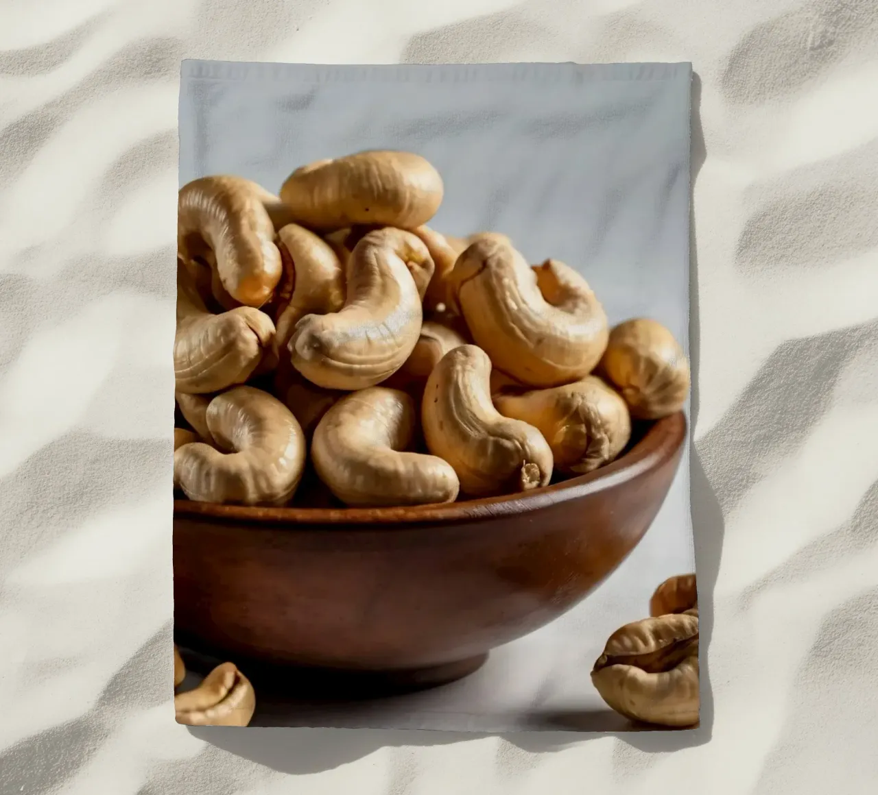 Anacardi crudi disposti su una superficie bianca per uno spuntino sano telo mare da DesignDoodle