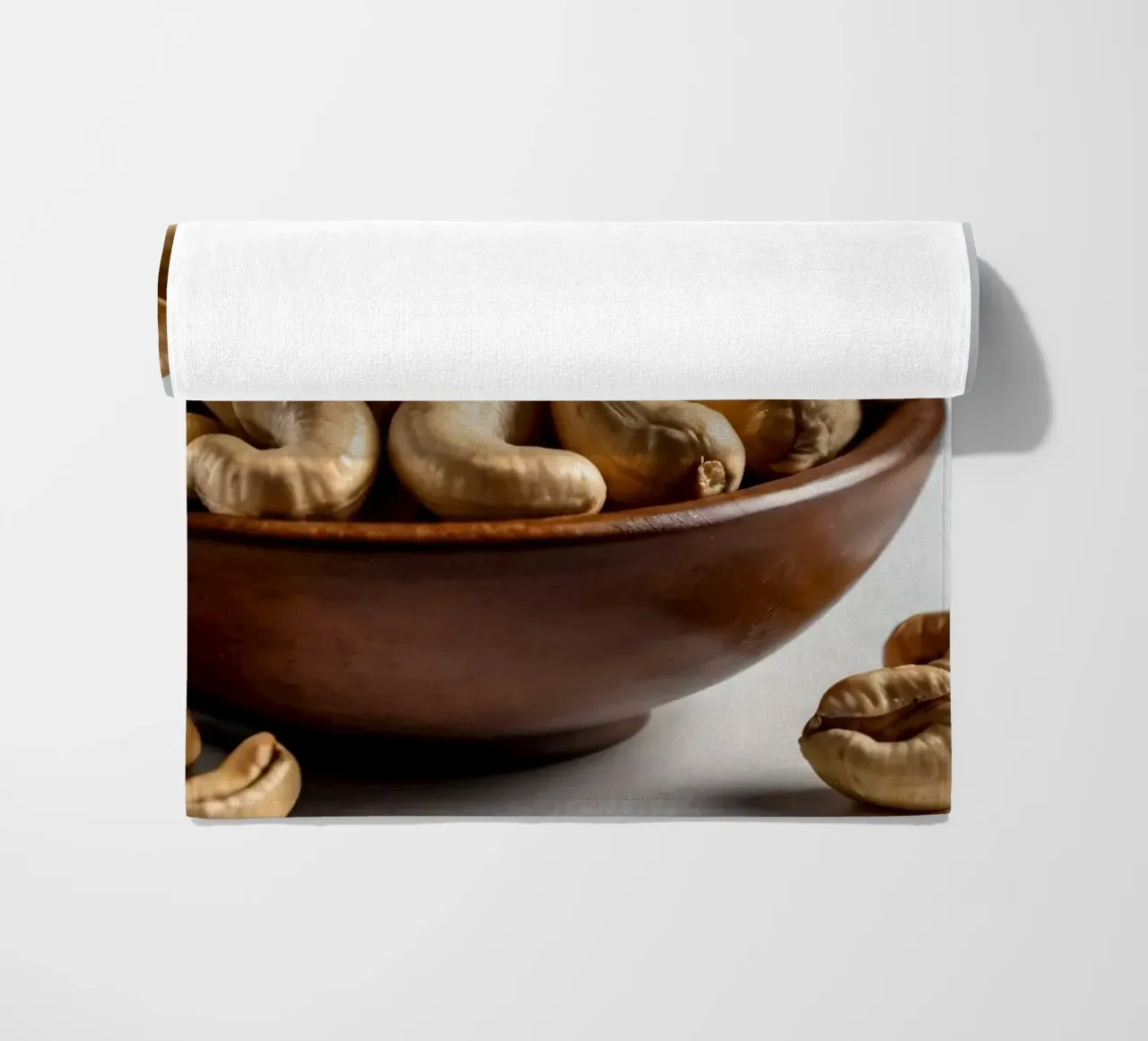 Anacardi crudi disposti su una superficie bianca per uno spuntino sano telo mare da DesignDoodle