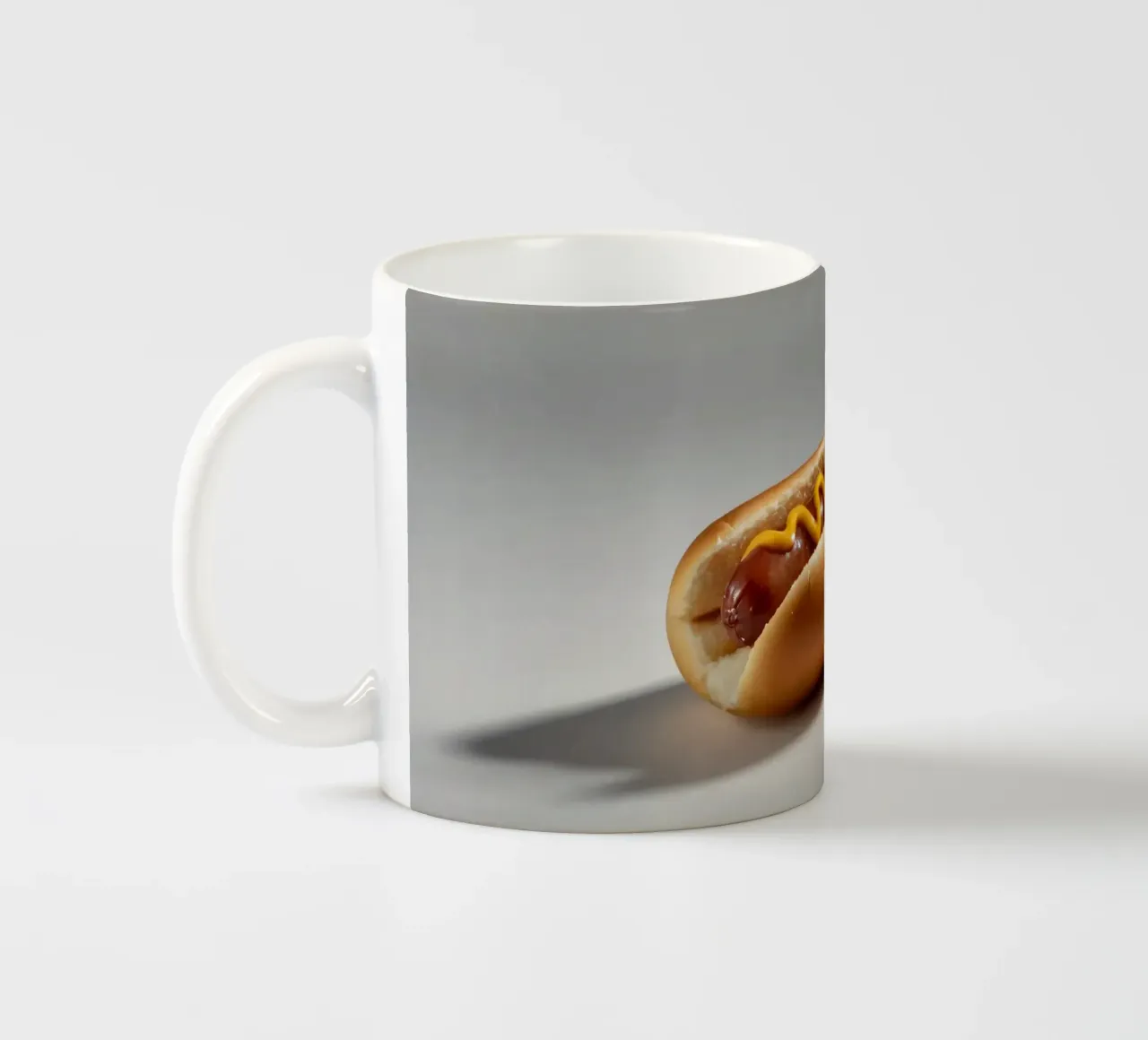 Un classico hot dog con senape e ketchup posto su un piatto neutro. tazza in ceramica da DesignDoodle