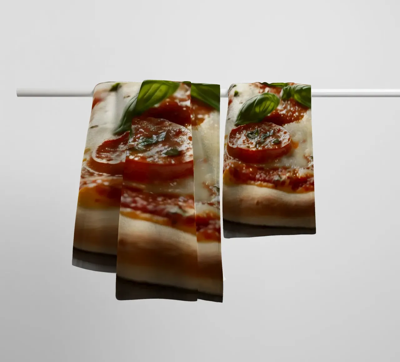 Deliziosa pizza al salame piccante guarnita con basilico fresco e tom tom. asciugamano da bagno da DesignDoodle