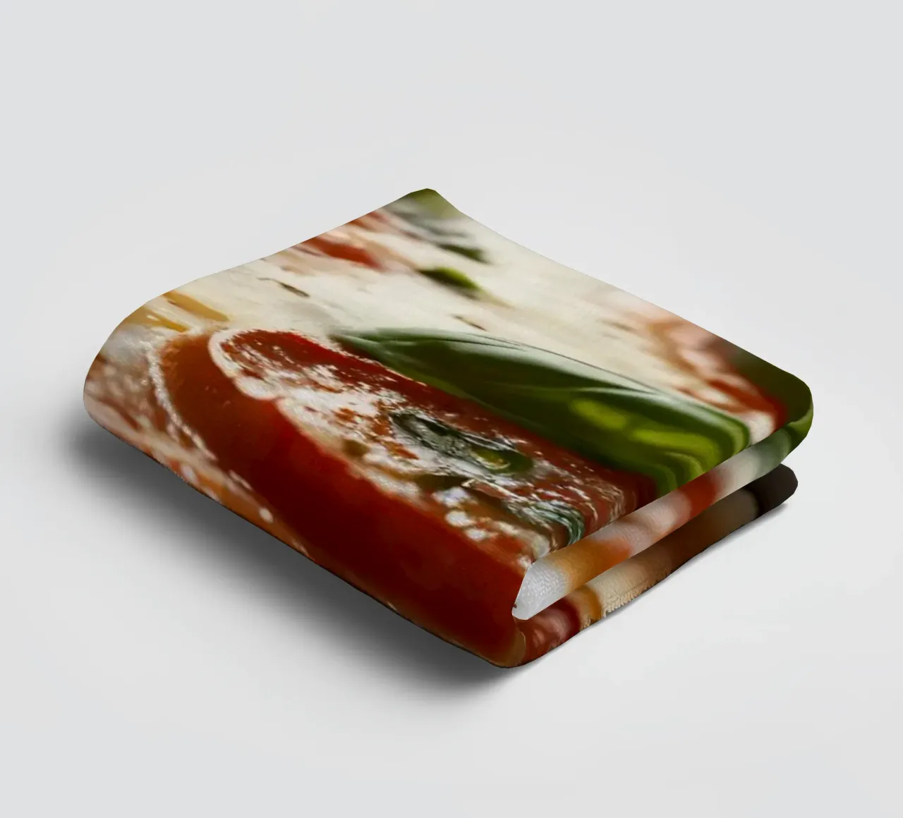 Deliziosa pizza al salame piccante guarnita con basilico fresco e tom tom. asciugamano da bagno da DesignDoodle