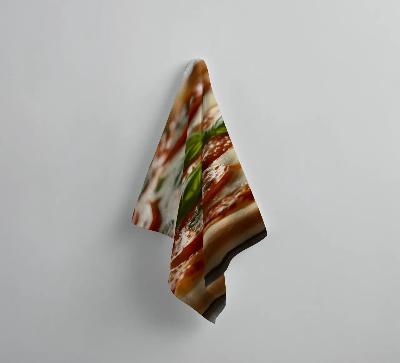 Deliziosa pizza al salame piccante guarnita con basilico fresco e tom tom. asciugamano da bagno da DesignDoodle