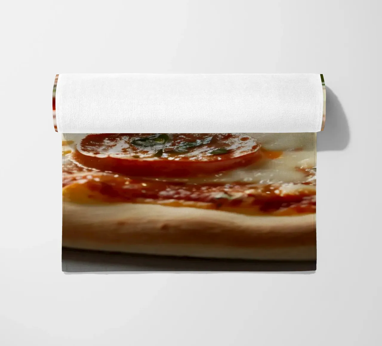 Deliziosa pizza al salame piccante guarnita con basilico fresco e tom tom. telo mare da DesignDoodle