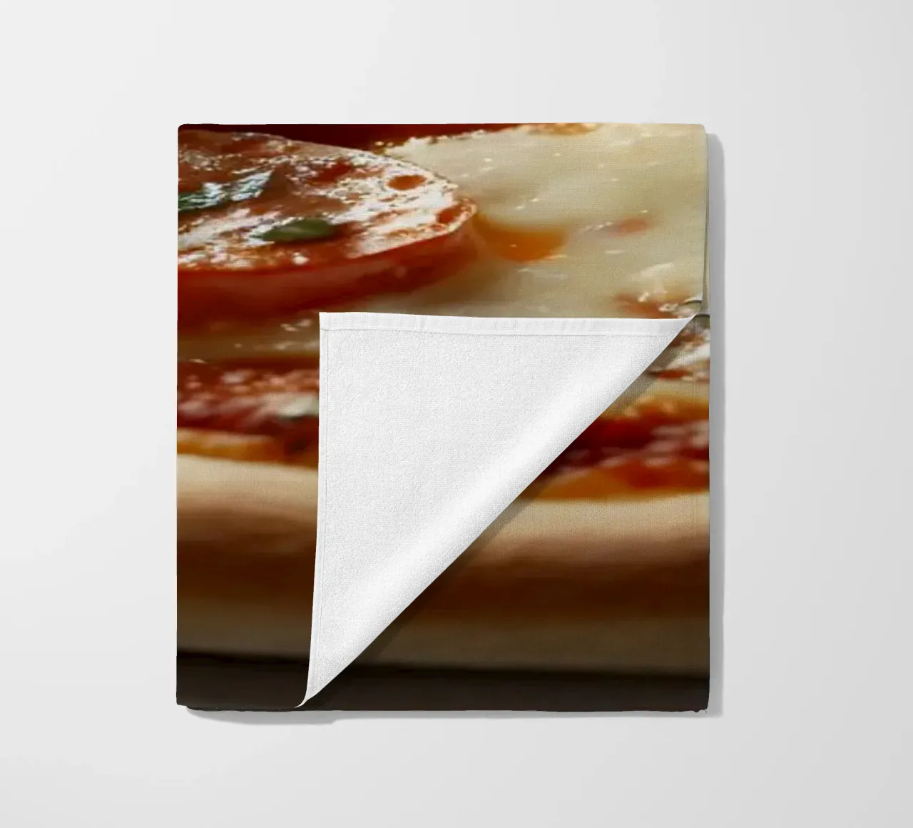 Deliziosa pizza al salame piccante guarnita con basilico fresco e tom tom. telo mare da DesignDoodle