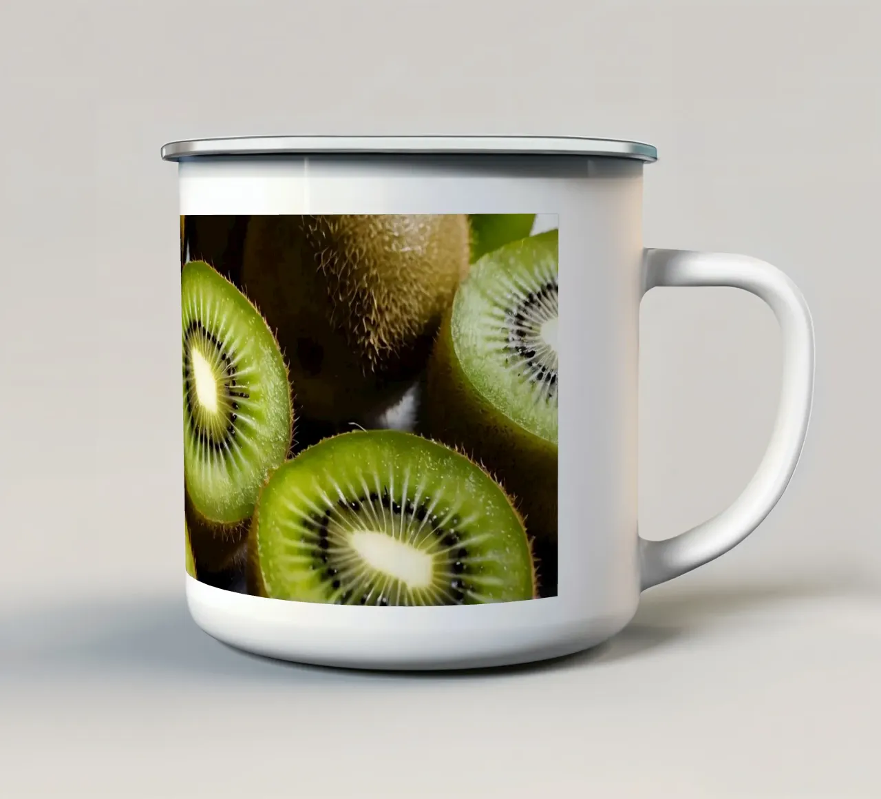 I kiwi appena tagliati sono esposti in vivaci tonalità di verde tazza in smalto da DesignDoodle