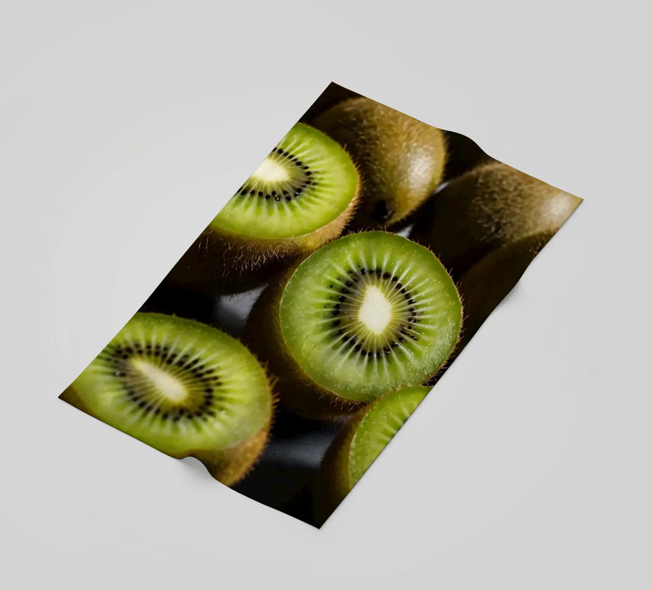 I kiwi appena tagliati sono esposti in vivaci tonalità di verde telo mare da DesignDoodle