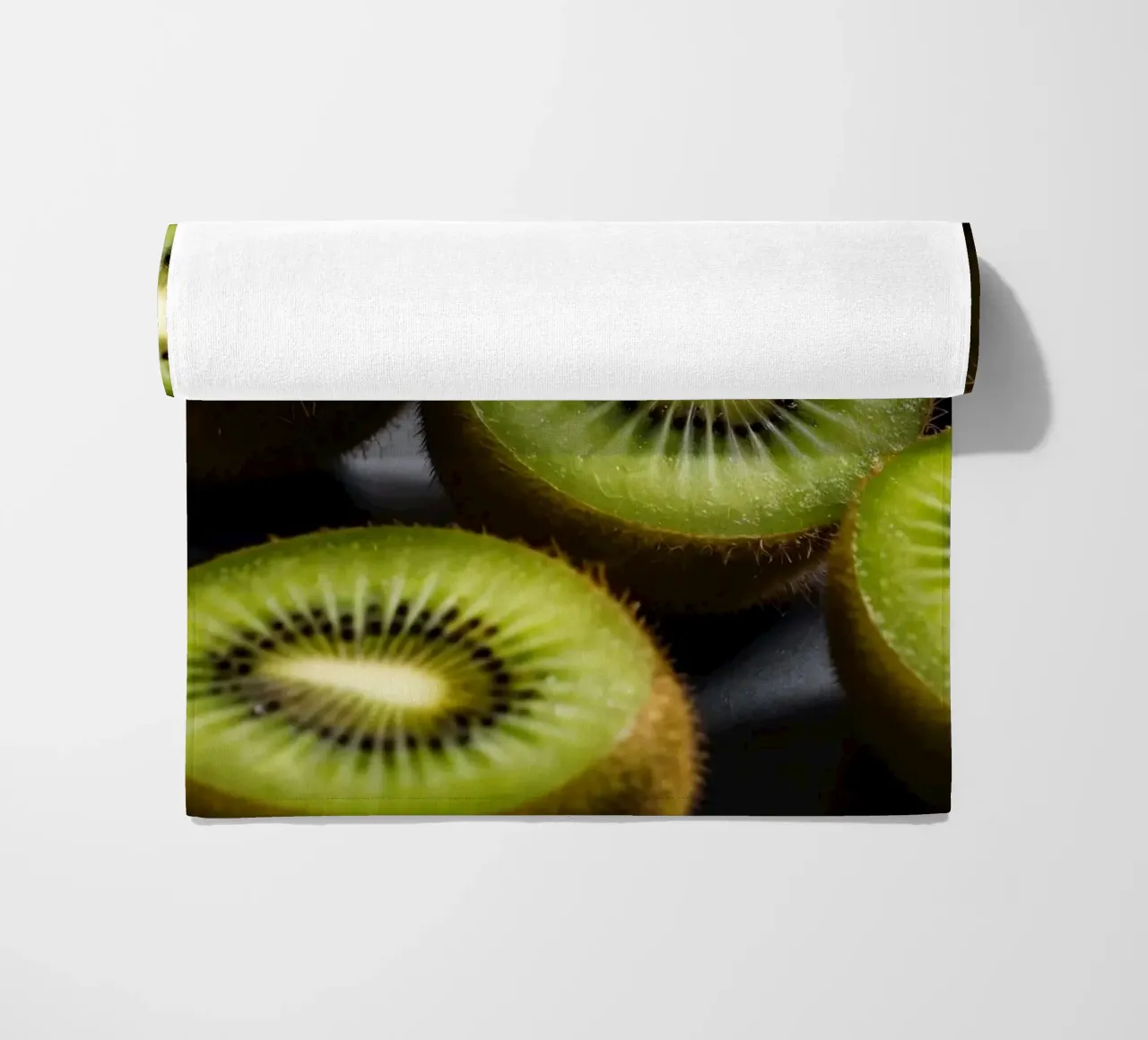 I kiwi appena tagliati sono esposti in vivaci tonalità di verde telo mare da DesignDoodle