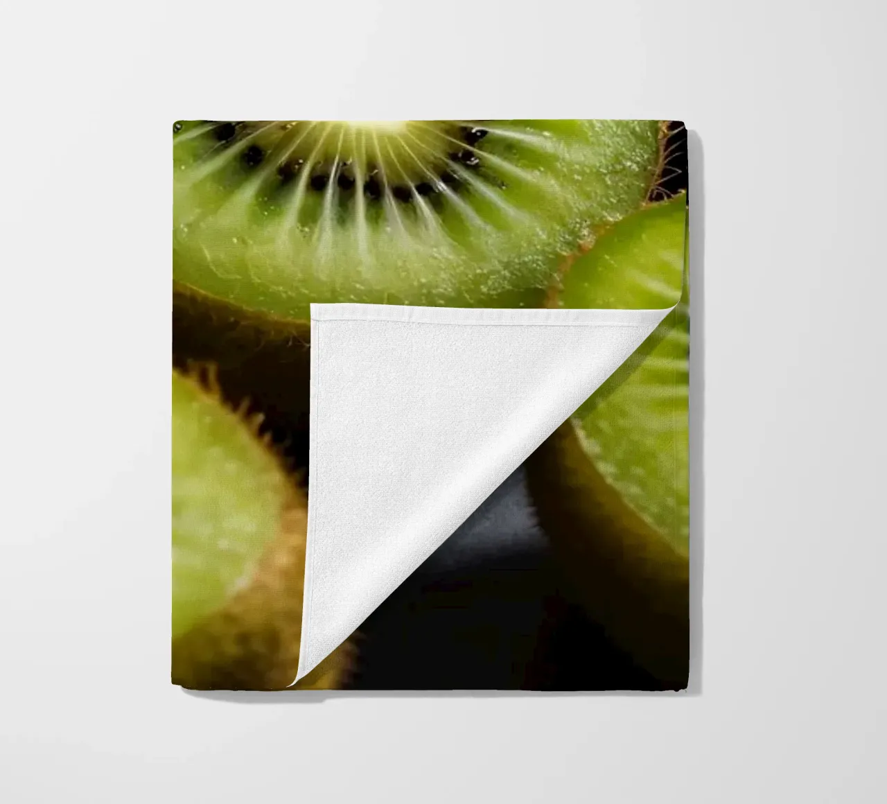 I kiwi appena tagliati sono esposti in vivaci tonalità di verde telo mare da DesignDoodle
