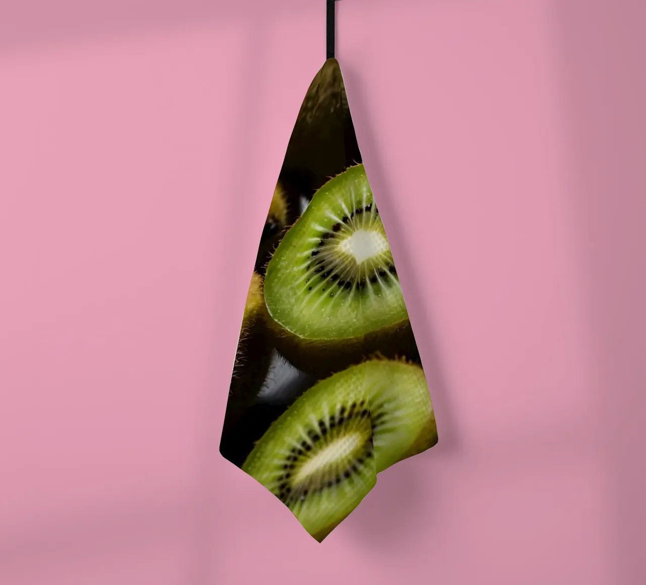 I kiwi appena tagliati sono esposti in vivaci tonalità di verde canovaccio da cucina da DesignDoodle