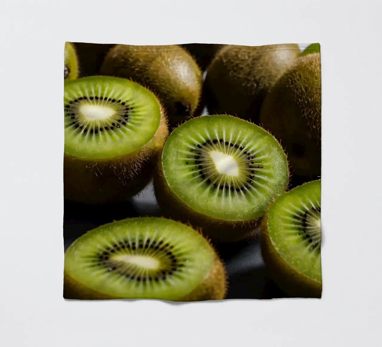 I kiwi appena tagliati sono esposti in vivaci tonalità di verde coperta in pile da DesignDoodle