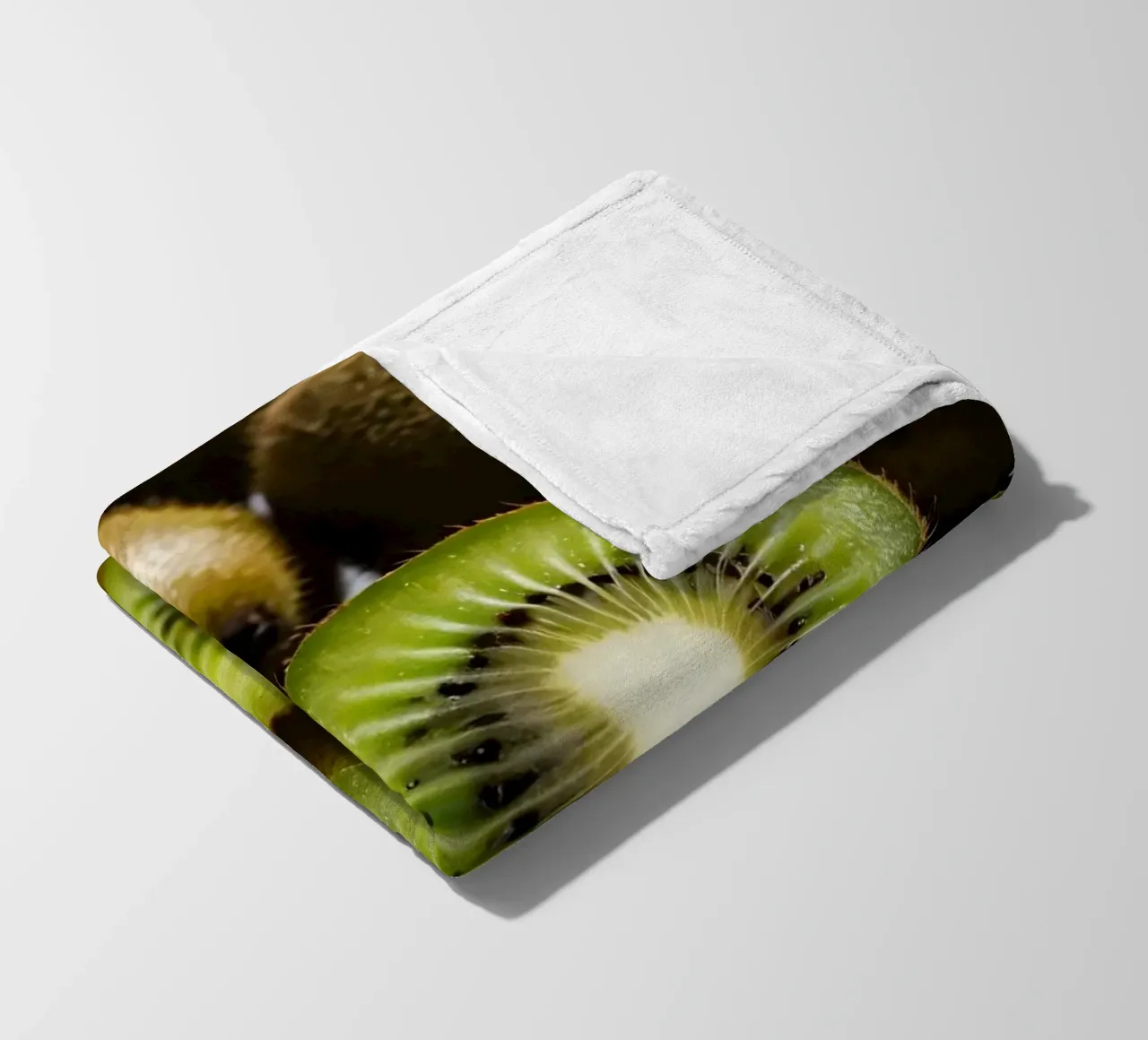 I kiwi appena tagliati sono esposti in vivaci tonalità di verde coperta in pile da DesignDoodle