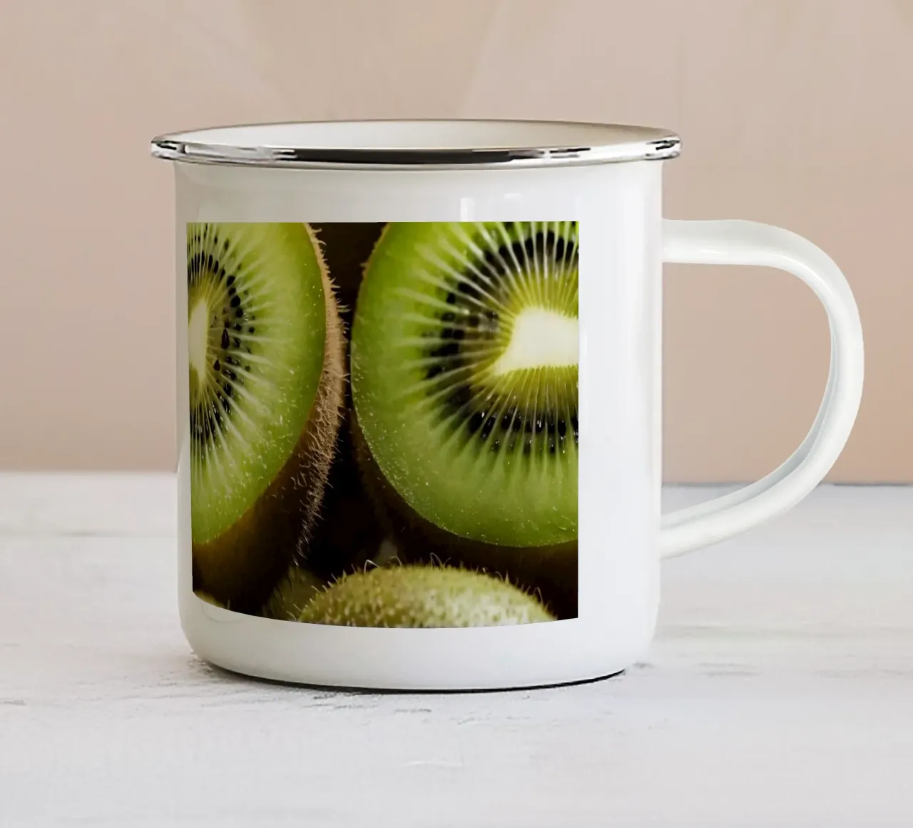 Kiwi freschi tagliati a fette e disposti con frutti interi tazza in smalto da DesignDoodle