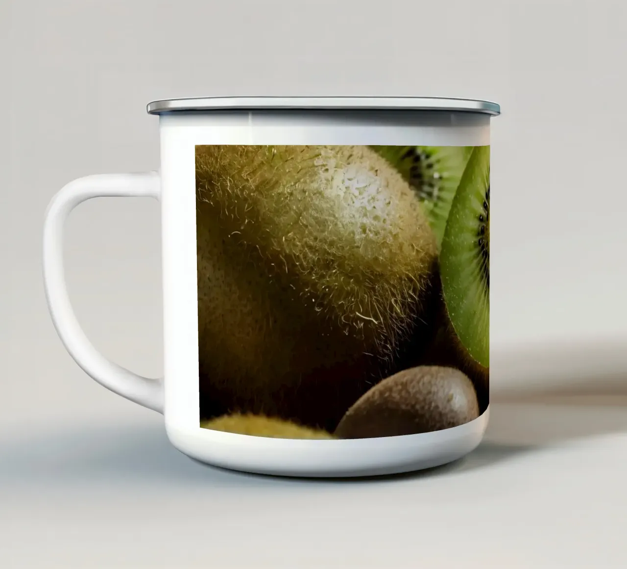 Kiwi freschi tagliati a fette e disposti con frutti interi tazza in smalto da DesignDoodle