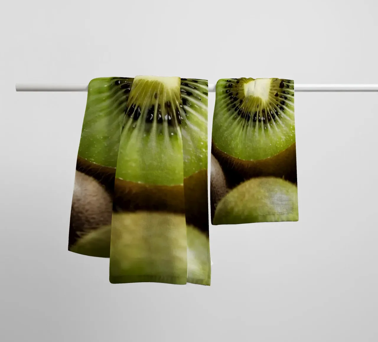Kiwi freschi tagliati a fette e disposti con frutti interi asciugamano da bagno da DesignDoodle