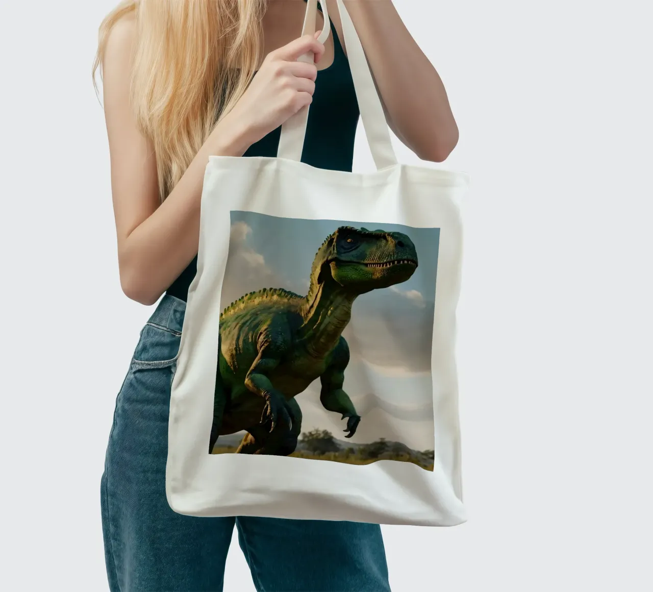 Un dinosauro realistico si erge in un paesaggio lussureggiante borsa in juta da DesignDoodle