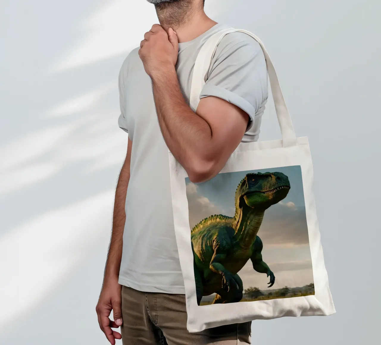 Un dinosauro realistico si erge in un paesaggio lussureggiante borsa in juta da DesignDoodle