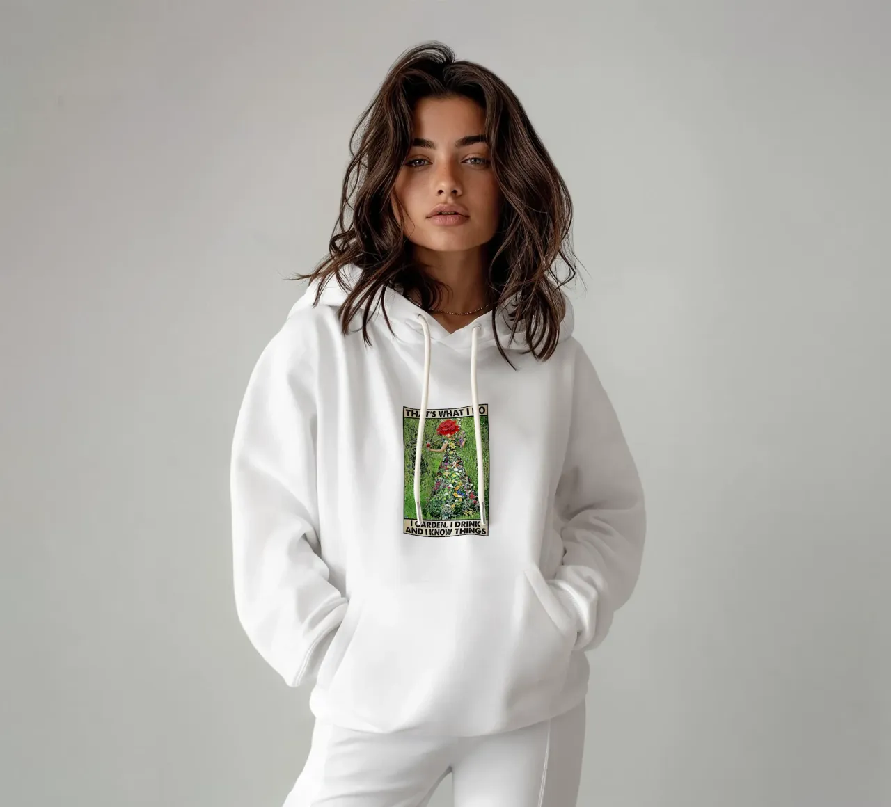 Ecco cosa faccio: faccio giardinaggio, bevo e so tutto. felpa con cappuccio da Aaronshop