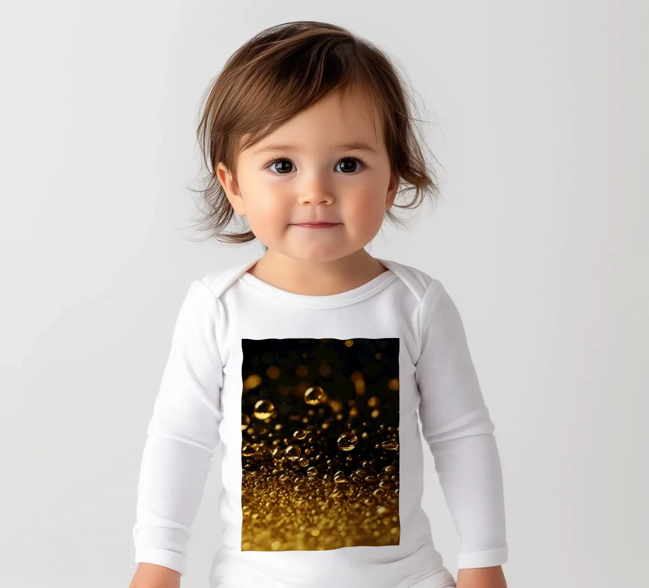 Gocce d'oro brillano su una superficie scura con un bokeh ipnotico body neonato maniche lunghe da DesignDoodle