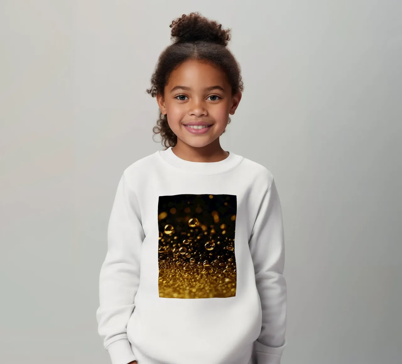 Gocce d'oro brillano su una superficie scura con un bokeh ipnotico felpa bambino da DesignDoodle