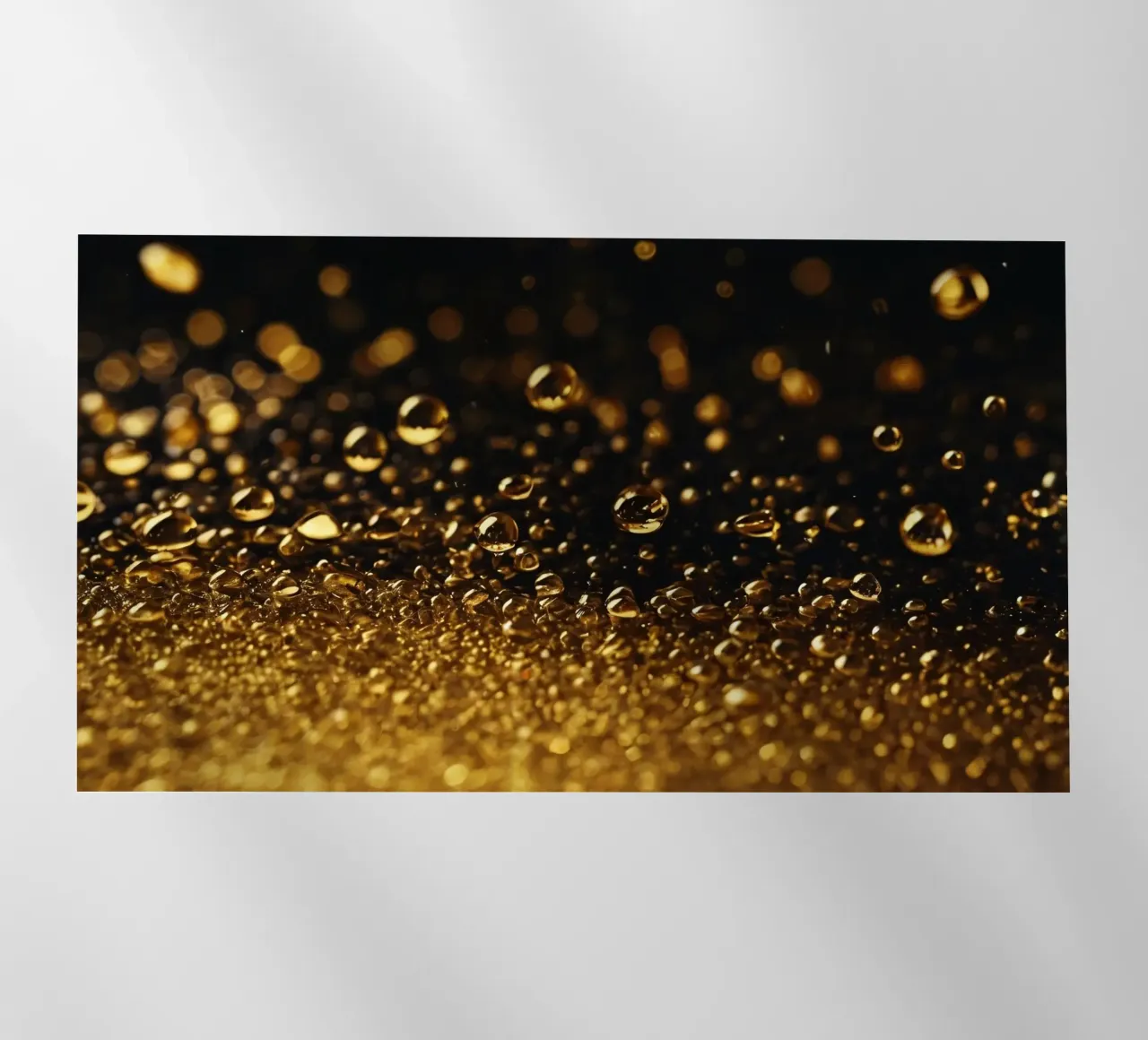 Gocce d'oro brillano su una superficie scura con un bokeh ipnotico pellicola backlit da DesignDoodle