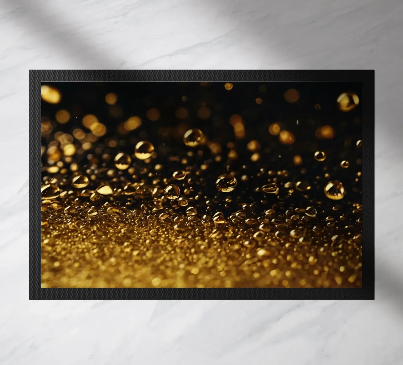 Gocce d'oro brillano su una superficie scura con un bokeh ipnotico zerbino da DesignDoodle