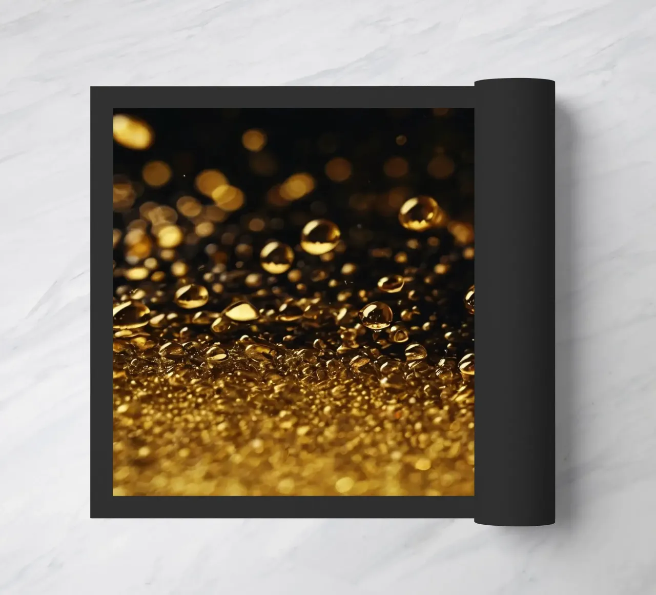 Gocce d'oro brillano su una superficie scura con un bokeh ipnotico zerbino da DesignDoodle