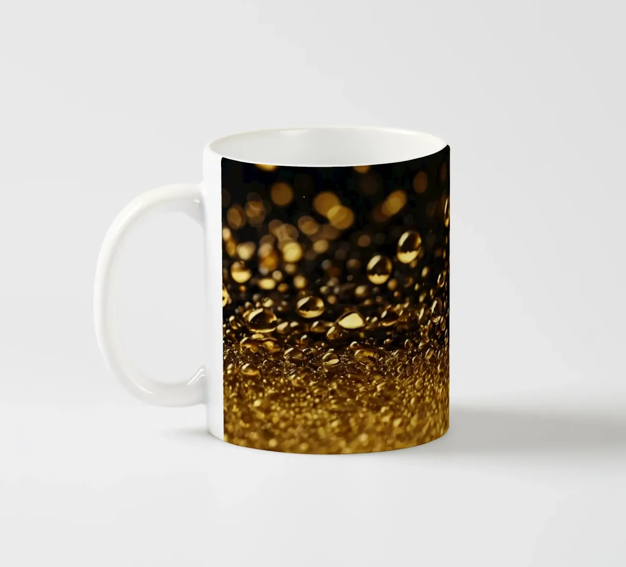 Gocce d'oro brillano su una superficie scura con un bokeh ipnotico tazza in ceramica da DesignDoodle