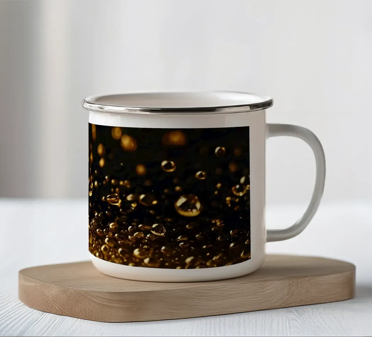 Gocce d'oro brillano su una superficie scura con un bokeh ipnotico tazza in smalto da DesignDoodle