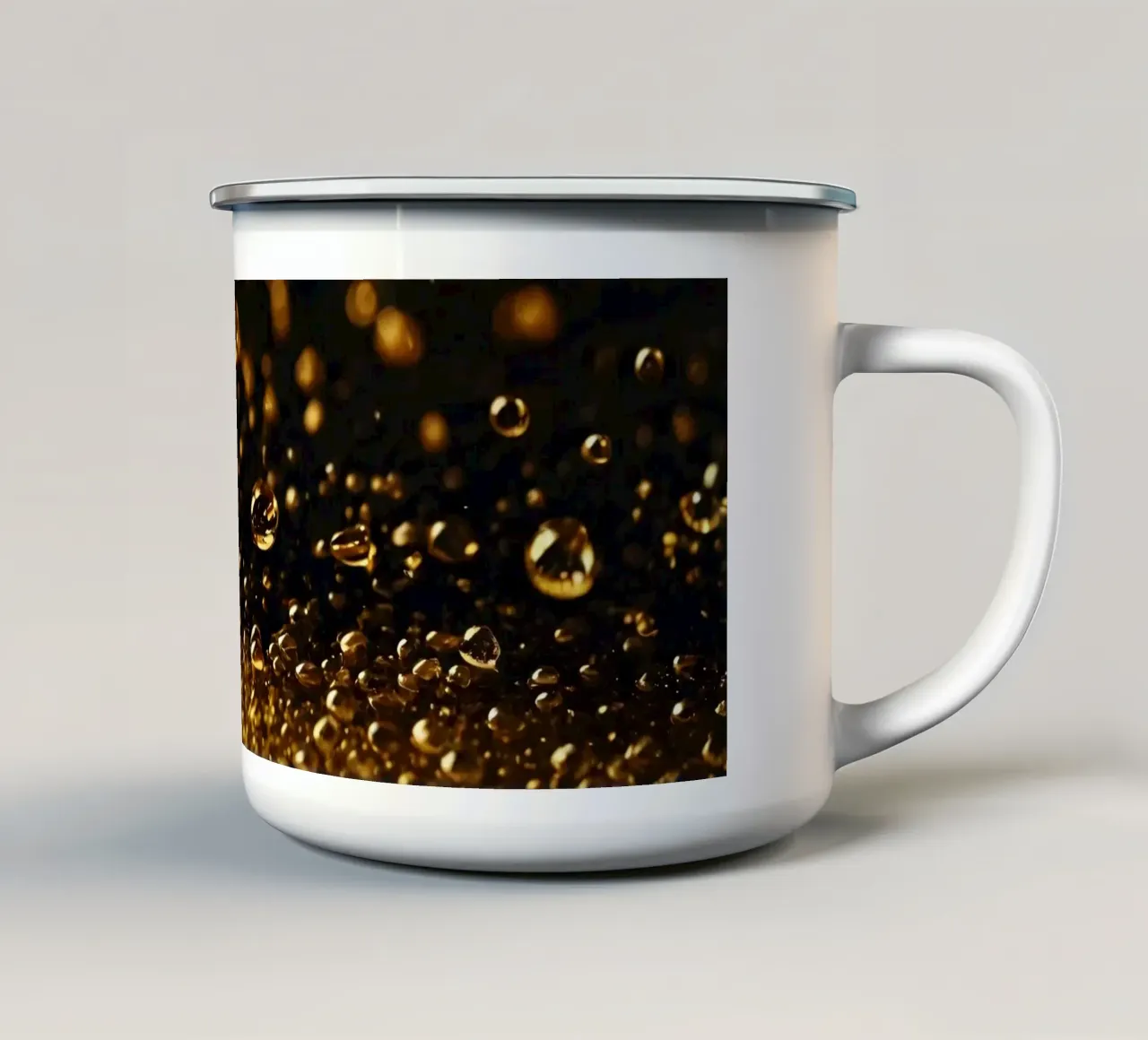 Gocce d'oro brillano su una superficie scura con un bokeh ipnotico tazza in smalto da DesignDoodle